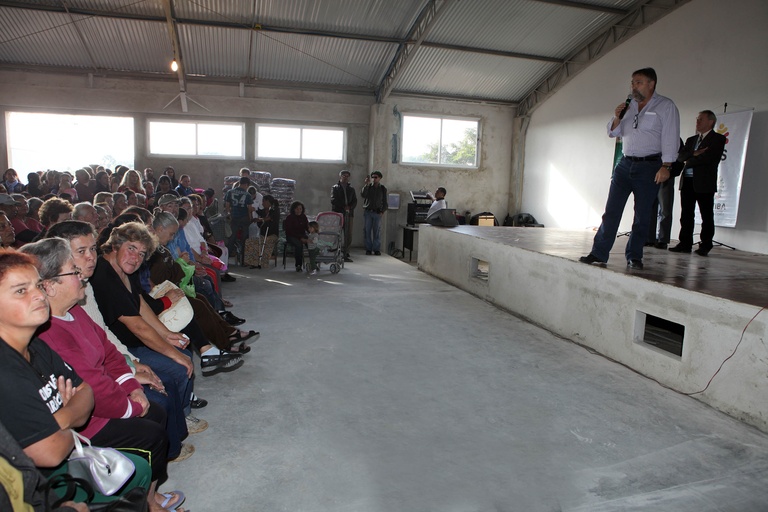 Derosso vistoria obras e entrega mais cobertores 