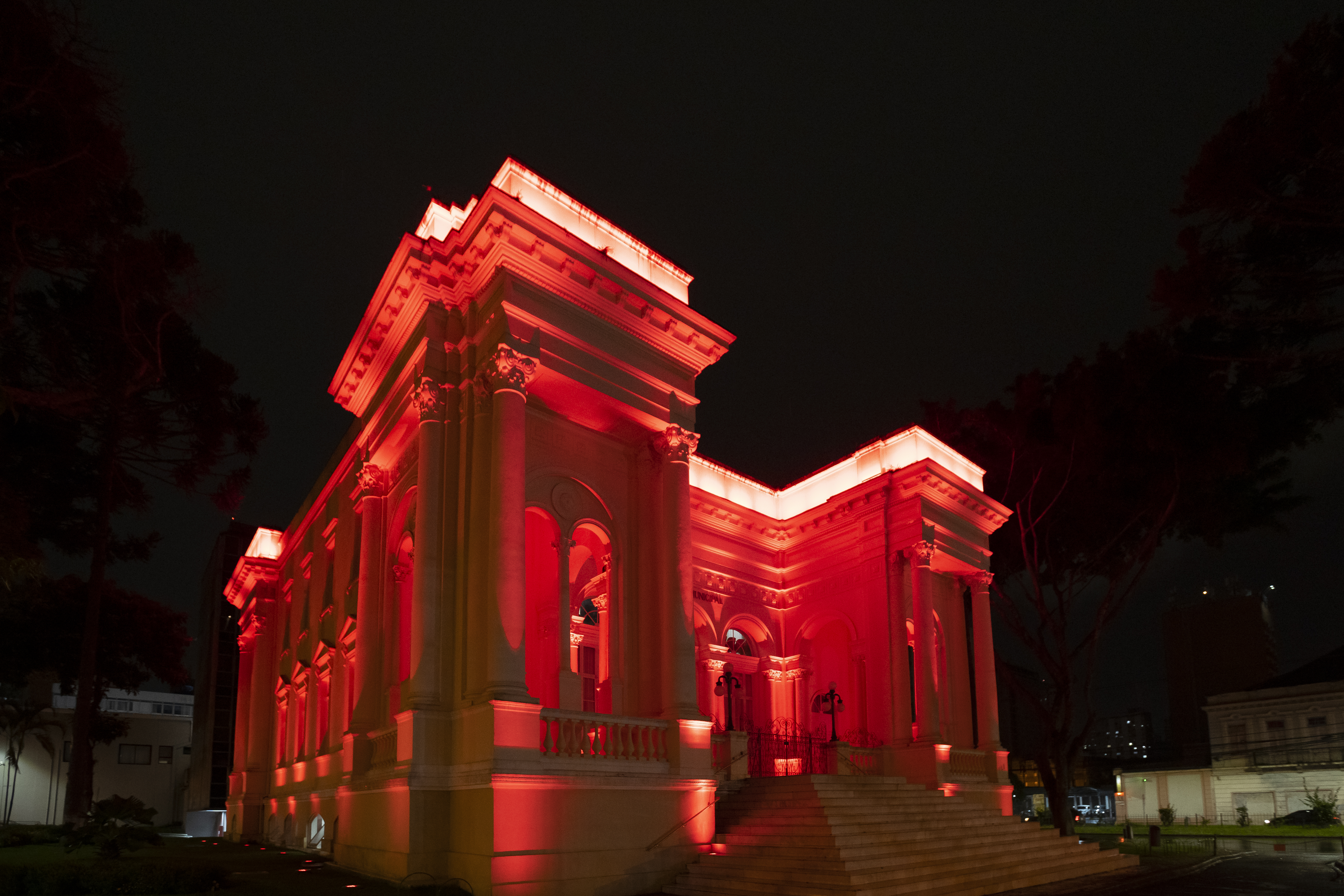 Câmara recebe iluminação em homenagem ao Dia do Trabalhador