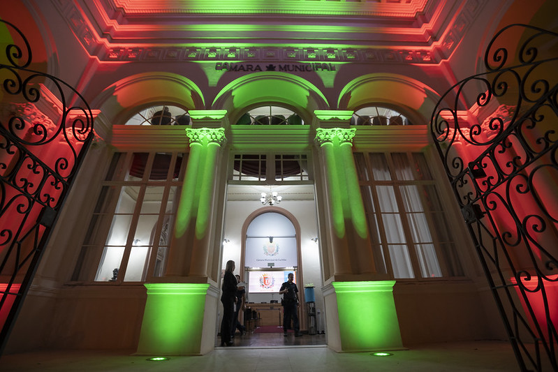 Palácio Rio Branco se ilumina pelos 330 anos da CMC e de Curitiba