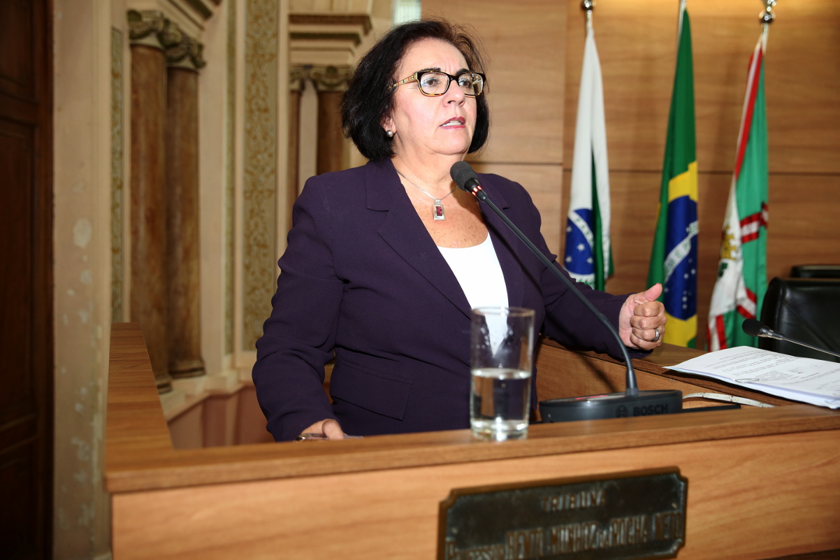 Discussão sobre água gratuita em bares é adiada por 20 sessões