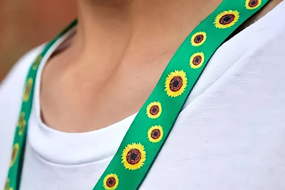 Curitiba pode distribuir cordão de girassol para pessoas com deficiência oculta
