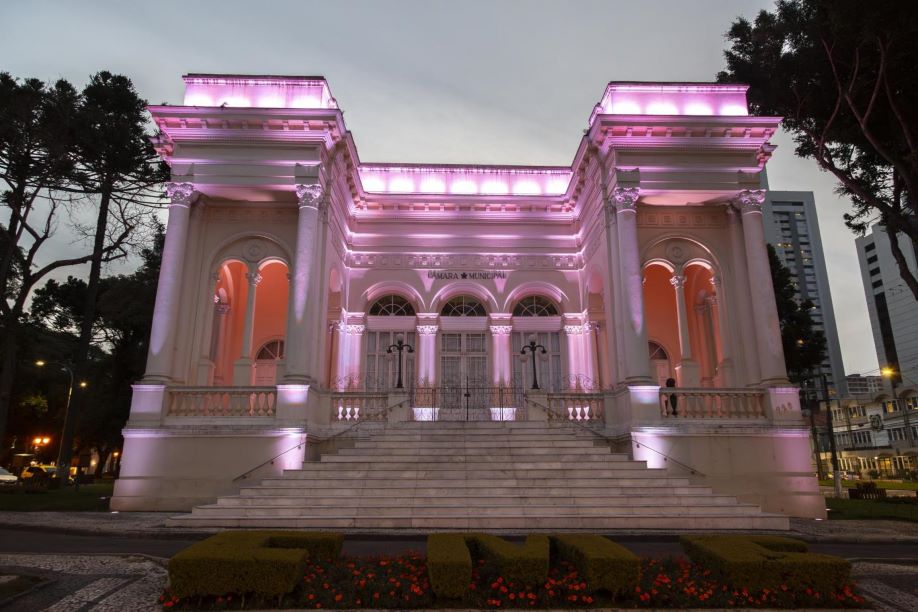 Doenças raras: Câmara fecha o mês iluminada pelo Fevereiro Lilás