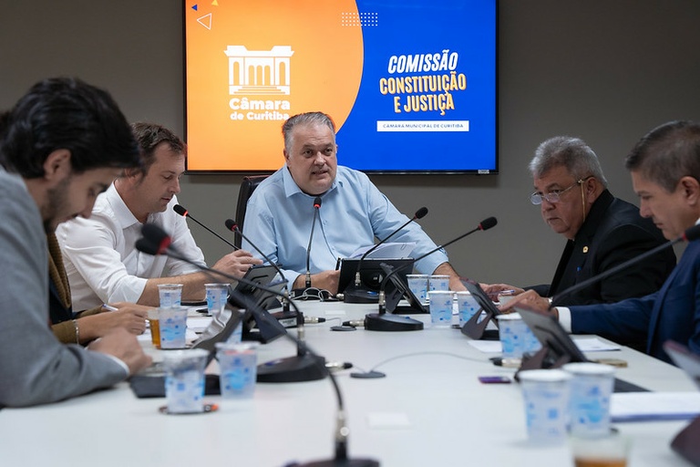 Dos 42 projetos na pauta da CCJ, só 8 avançam na Câmara de Curitiba