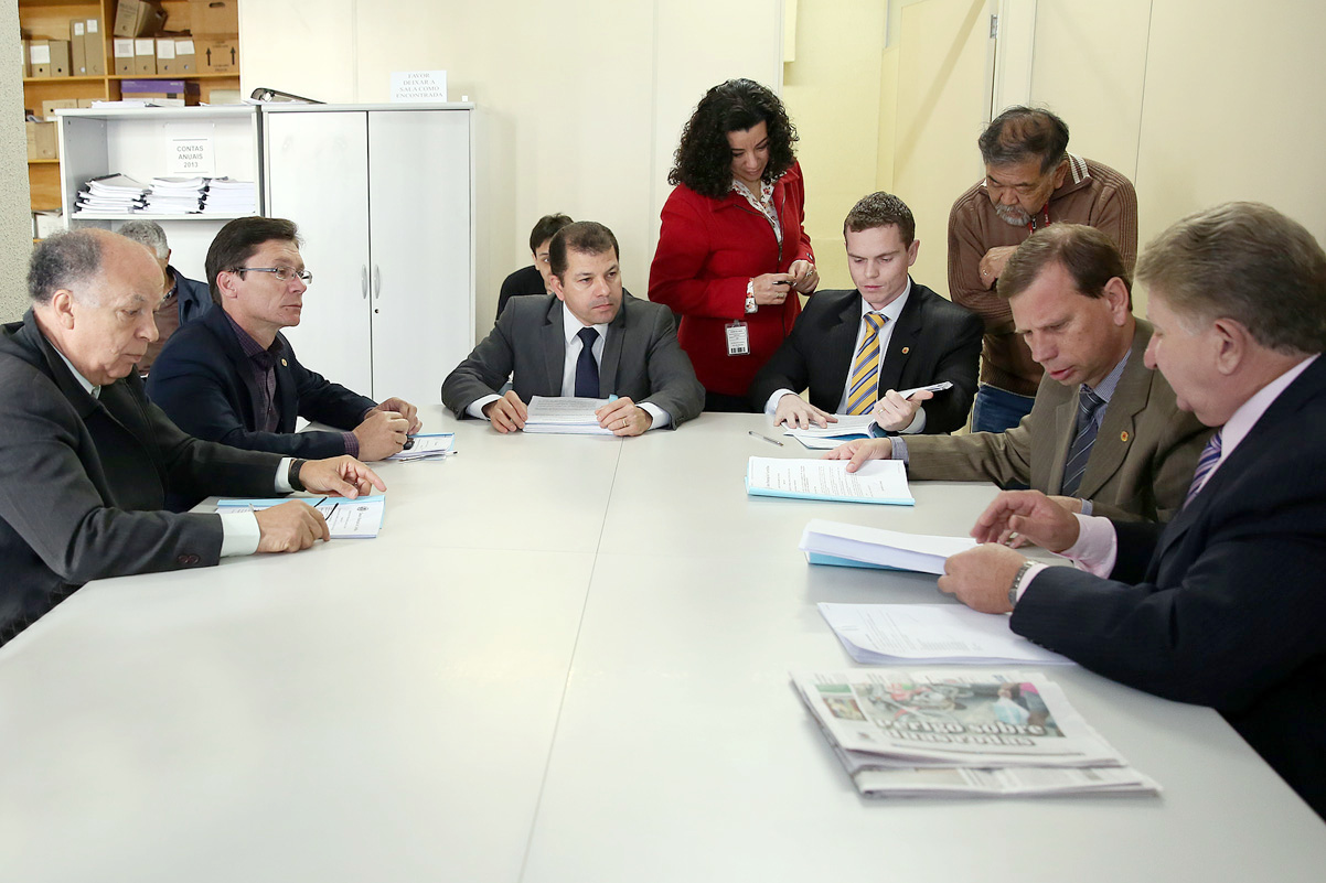 Economia debate plano de carreira do magistério municipal