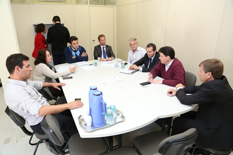 Economia segura projeto que aumenta meta de deficit primário para R$ 2 bi