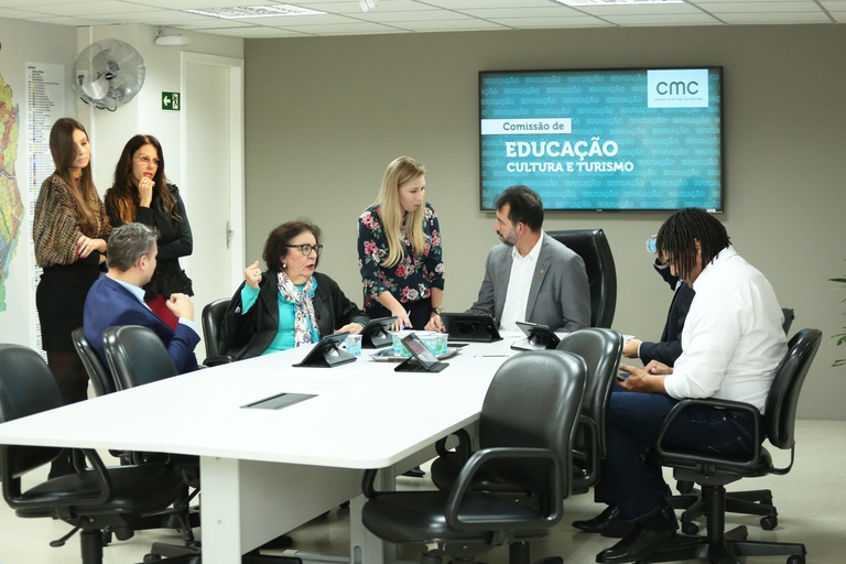 Educação acata veto a cobrança de estacionamento em universidades