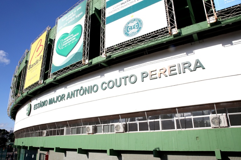 Educação discute restrição de torcedores embriagados a estádios