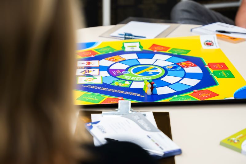 Educação política: servidores têm capacitação no Jogo da Eleição