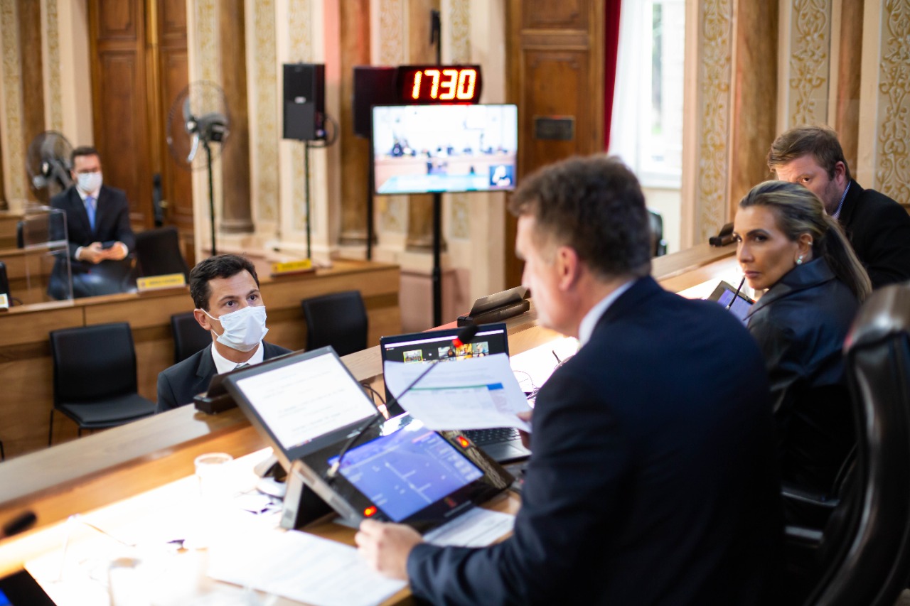 Em 1º turno, Câmara flexibiliza obrigação do uso de máscaras em Curitiba