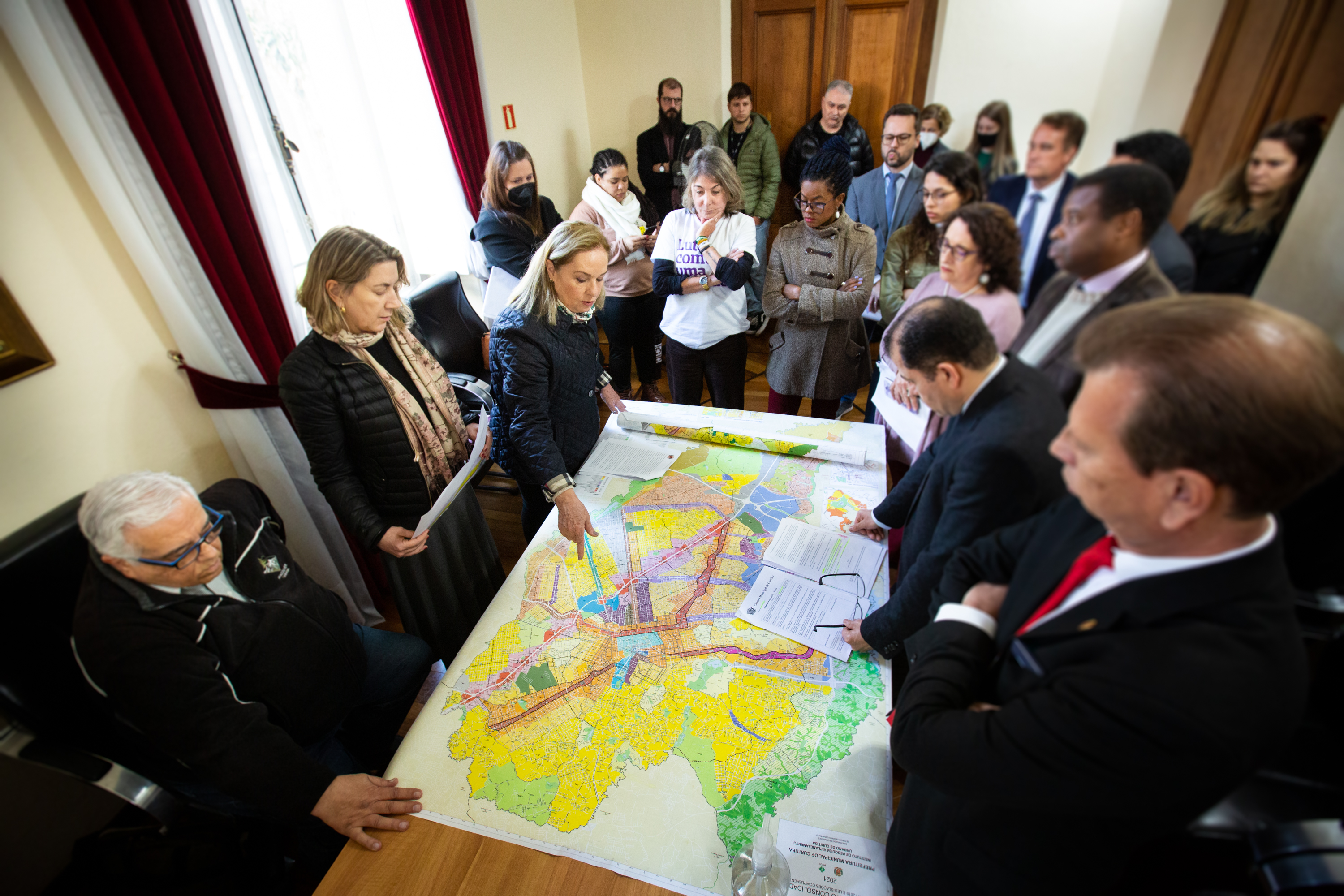 Em 1º turno, CMC aprova reclassificação de 48 vias de Curitiba