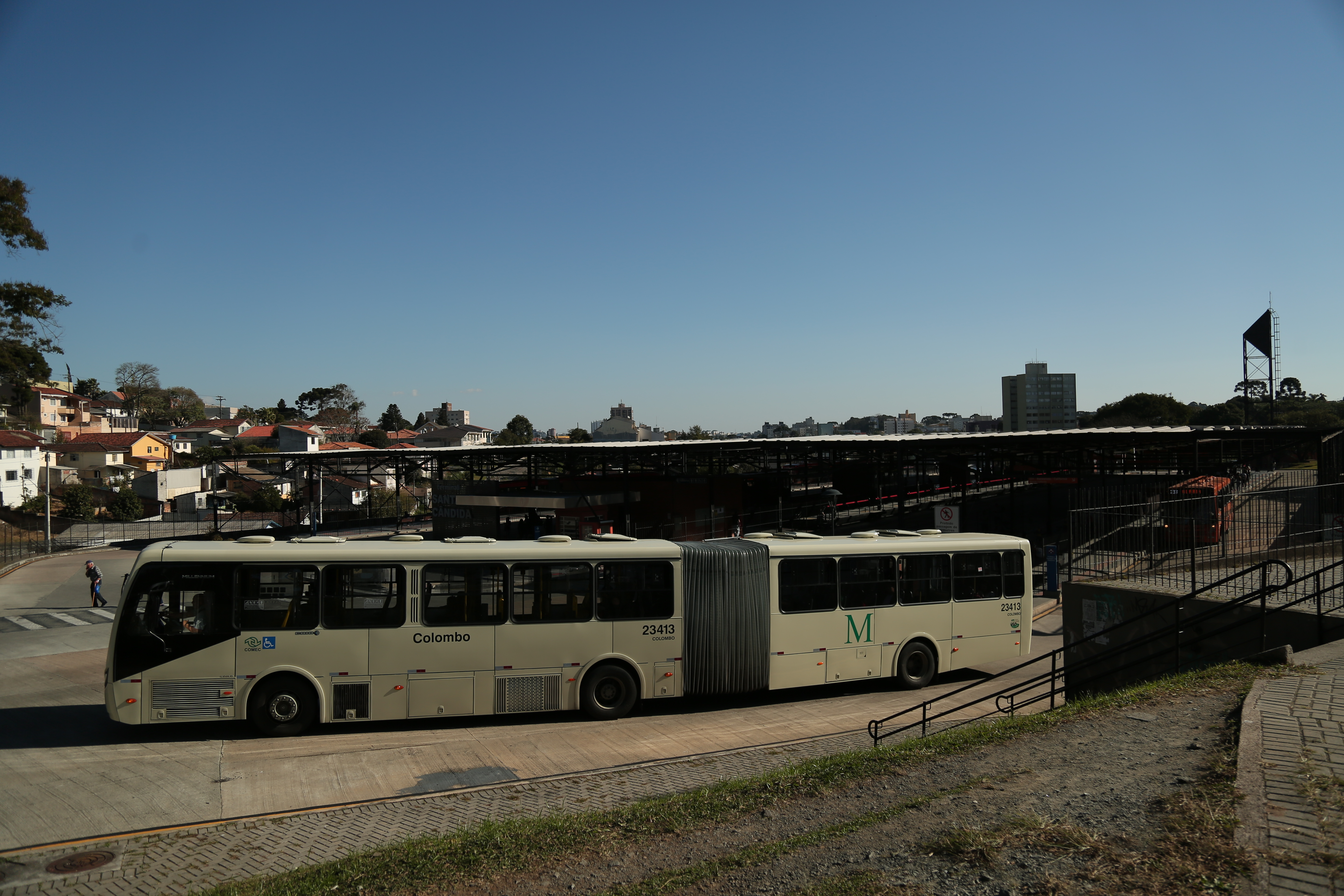 Em extraordinária, CCJ avalia multa por rabeira em ônibus e mais 19 projetos