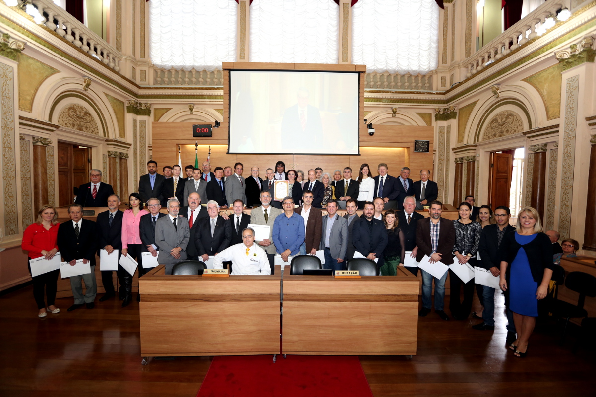 Em homenagem a voluntários, Tribuna Livre recebe Amigos do HC