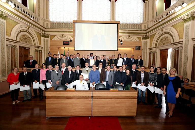 Em homenagem a voluntários, Tribuna Livre recebe Amigos do HC