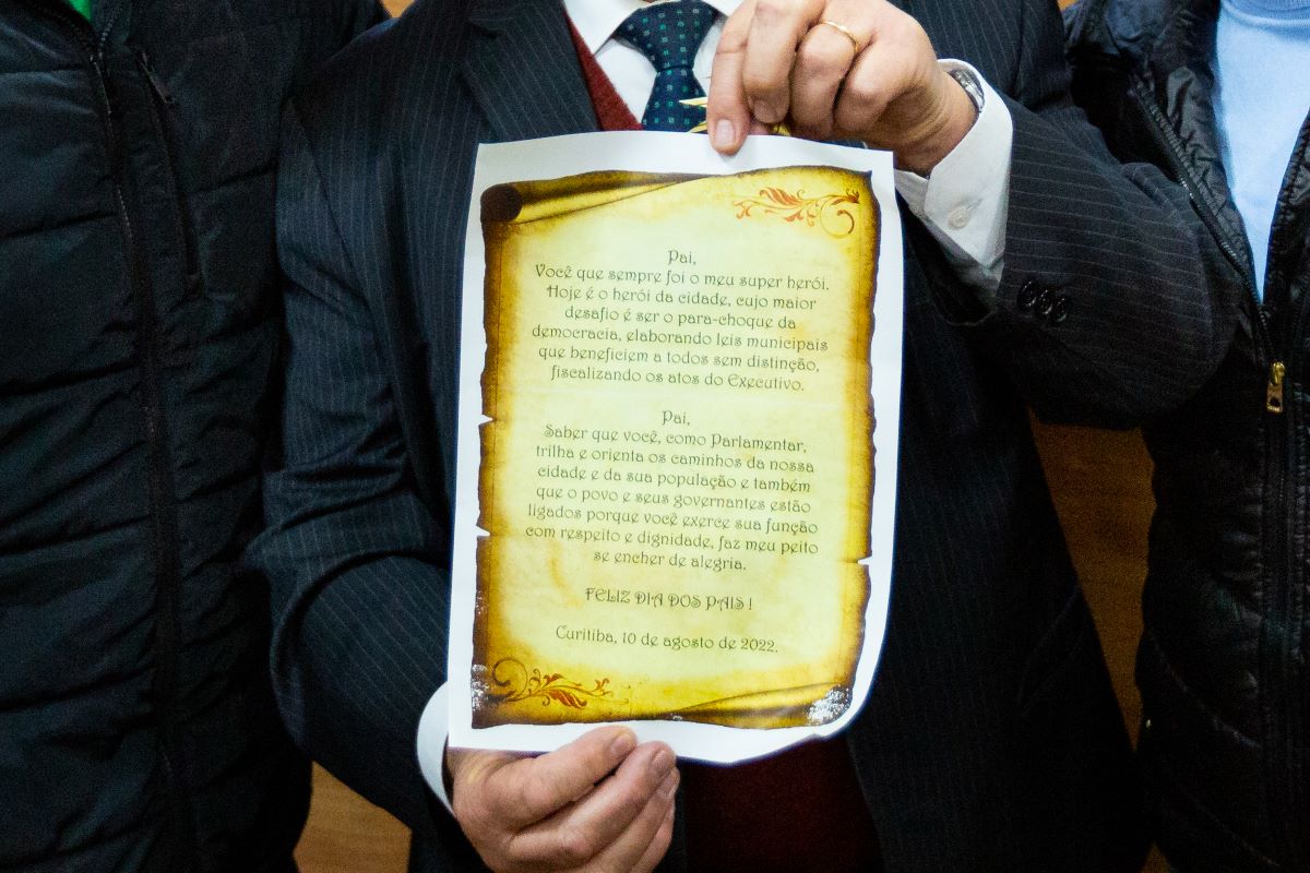 Em mérito ao Dia dos Pais, filhos fazem surpresa em plenário