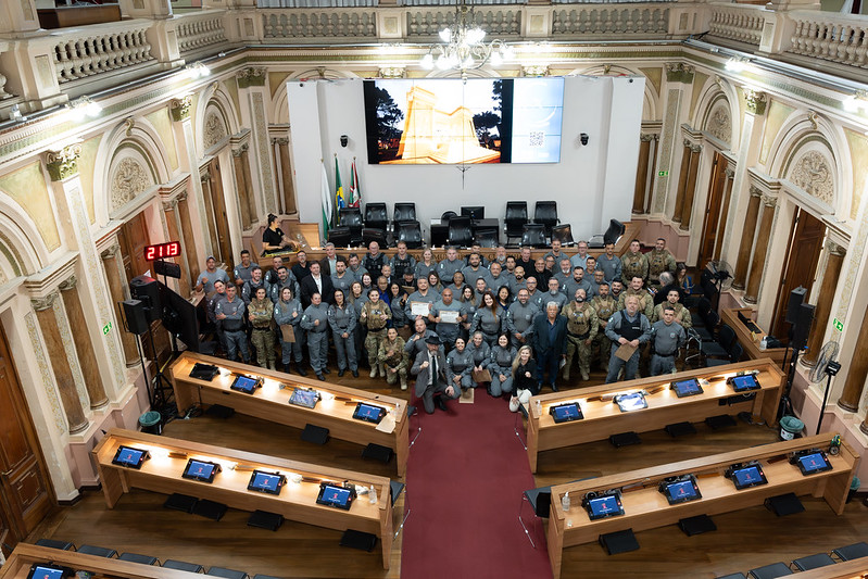 Em reconhecimento pelo trabalho, CMC homenageia policiais penais do Paraná