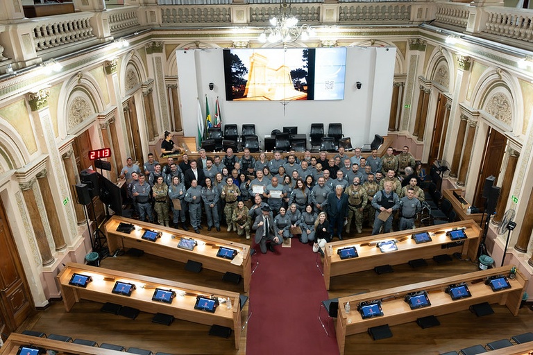 Em reconhecimento pelo trabalho, CMC homenageia policiais penais do Paraná