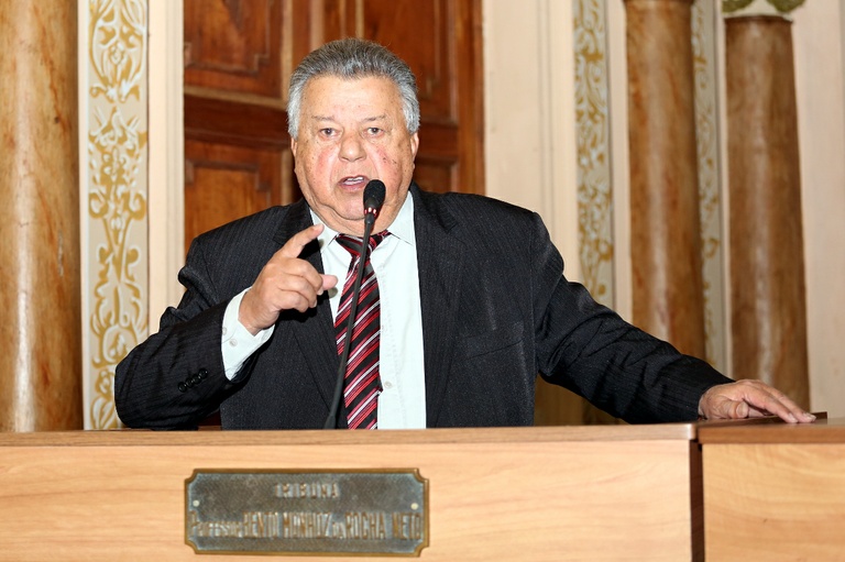 Em segundo turno, Câmara rejeita meia-luz em vans escolares