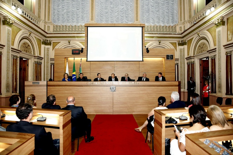 Em sessão solene, Vitorio Bonacin recebe cidadania honorária 