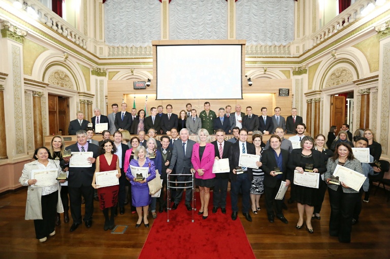 Em solenidade, Câmara entrega duas honrarias