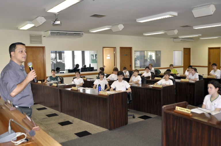 Em visita à Câmara, estudantes esclarecem dúvidas 