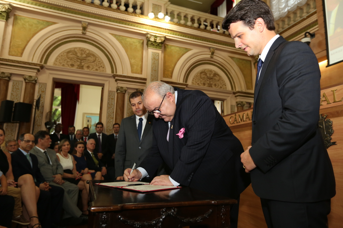 Empossado, Greca diz querer a cidade "acima das dificuldades"