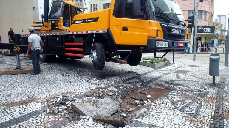 Empresa assume reparos na calçada em frente à Câmara Municipal