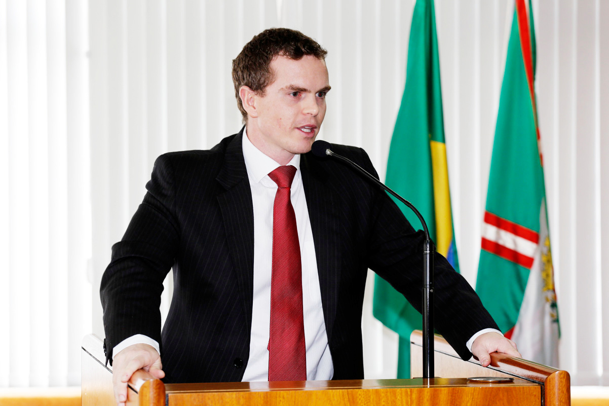 "Empresas assumem recolhimento irregular do IR", diz Pessuti