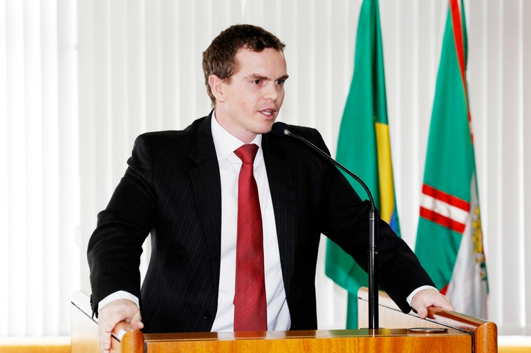 "Empresas assumem recolhimento irregular do IR", diz Pessuti