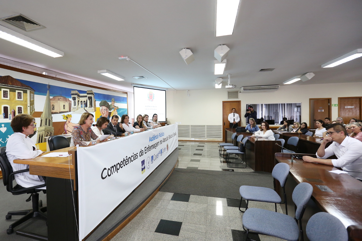 Enfermeiros pedem apoio da Câmara de Curitiba contra ação do CFM