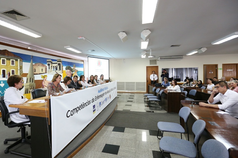 Enfermeiros pedem apoio da Câmara de Curitiba contra ação do CFM