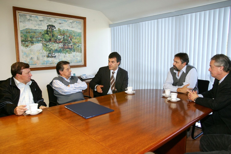 Entregue título ao presidente do autódromo de Curitiba 