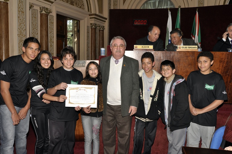 Equipe de robótica recebe congratulações na Câmara 