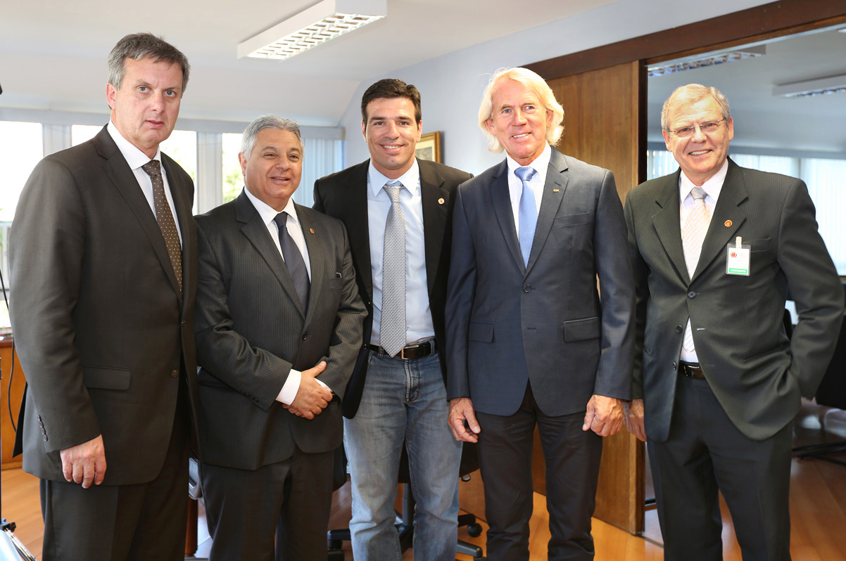 Equipe do FIFA 11 pela Saúde visita Câmara  