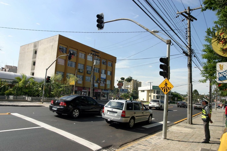 Erasto Gaertner ganha semáforo para pedestres 