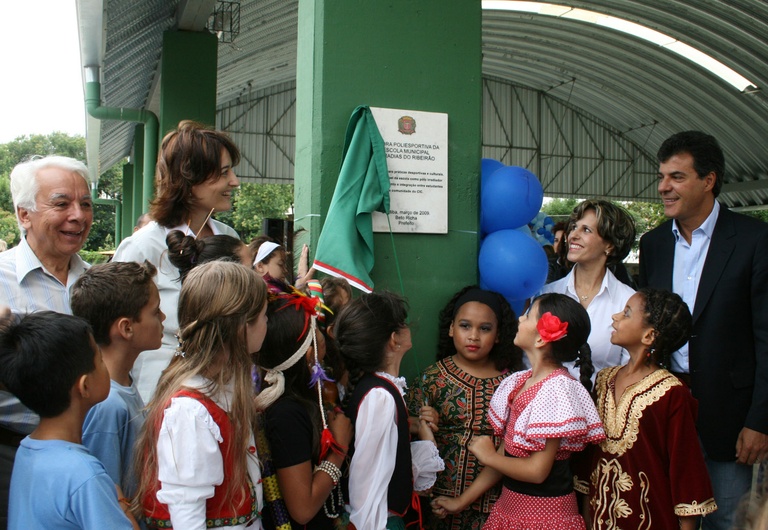 Escola ganha quadra coberta 