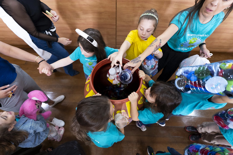  Escola Kids entrega tampinhas na Câmara de Curitiba