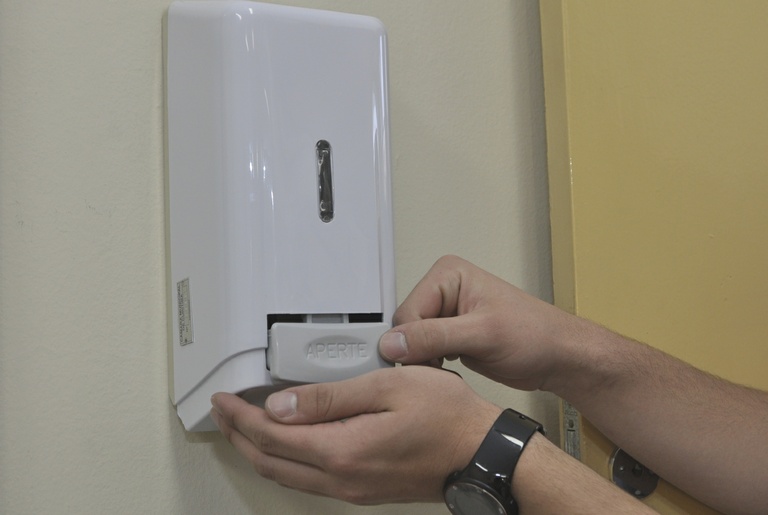 Escolas devem manter dispensadores de álcool gel 