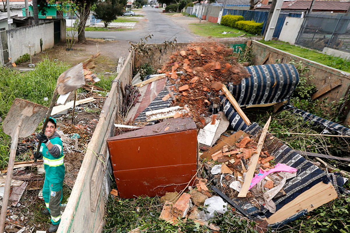 Escorpiões proliferam em móveis abandonados, diz vereador
