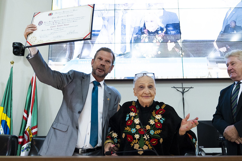Escritora Liamir Santos Hauer recebe o título de Vulto Emérito