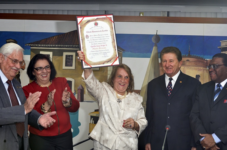 Escritora recebe cidadania honorária 