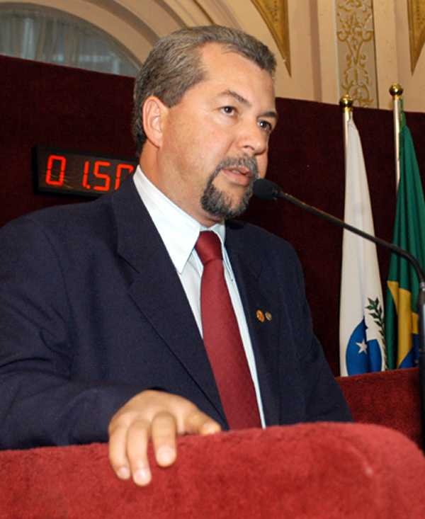 Espetáculo de teatro deve ter legendas, diz vereador 