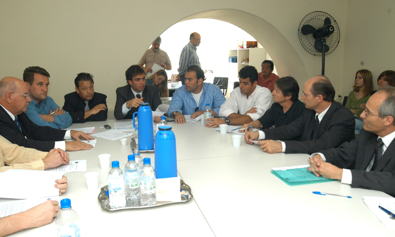 Estacionamento grátis é debatido em reunião 