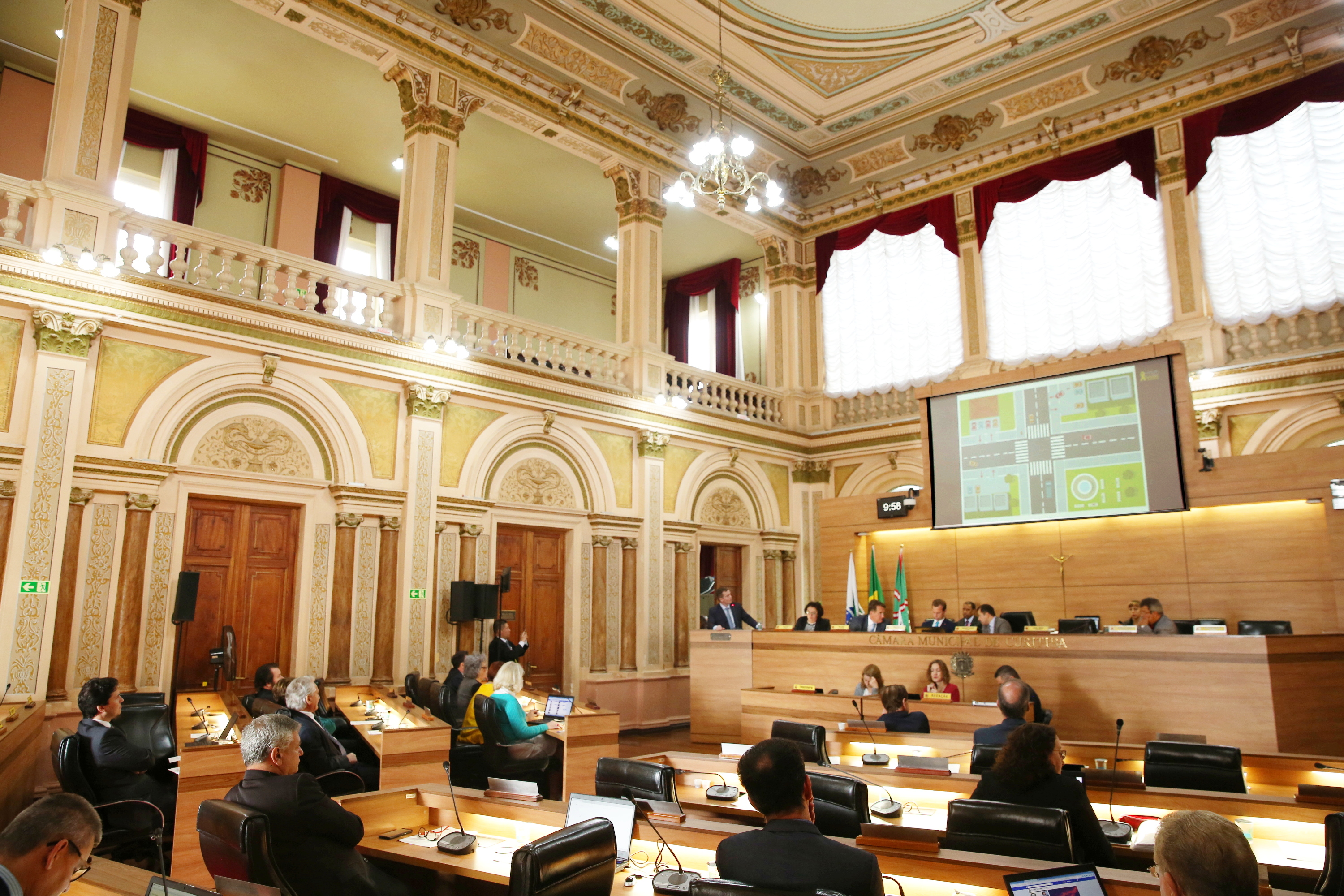 Estacionamento no recuo obrigatório passa em 1º turno