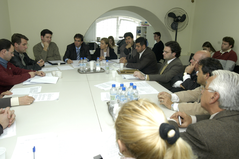 Estacionamentos são tema de reunião na Câmara 