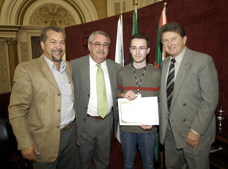 Estagiário recebe votos de louvor  