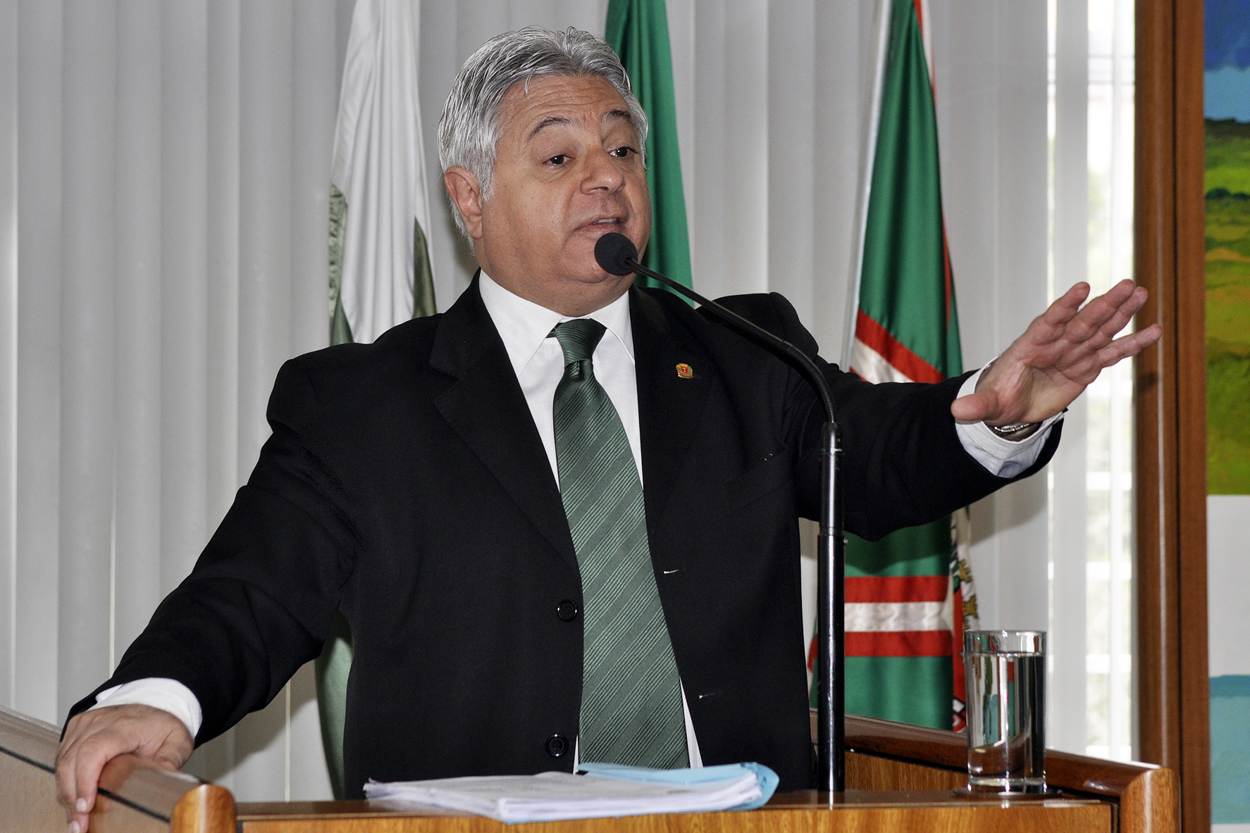 Estrutura de gabinetes é debatida em plenário