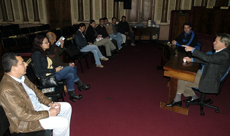 Estudantes aprendem sobre funções da Câmara 