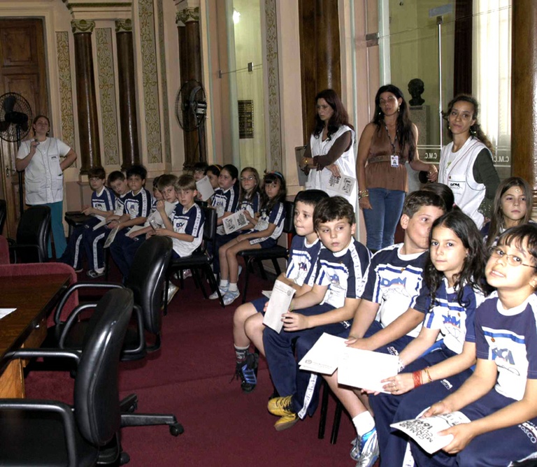 Estudantes conhecem o funcionamento da Câmara 