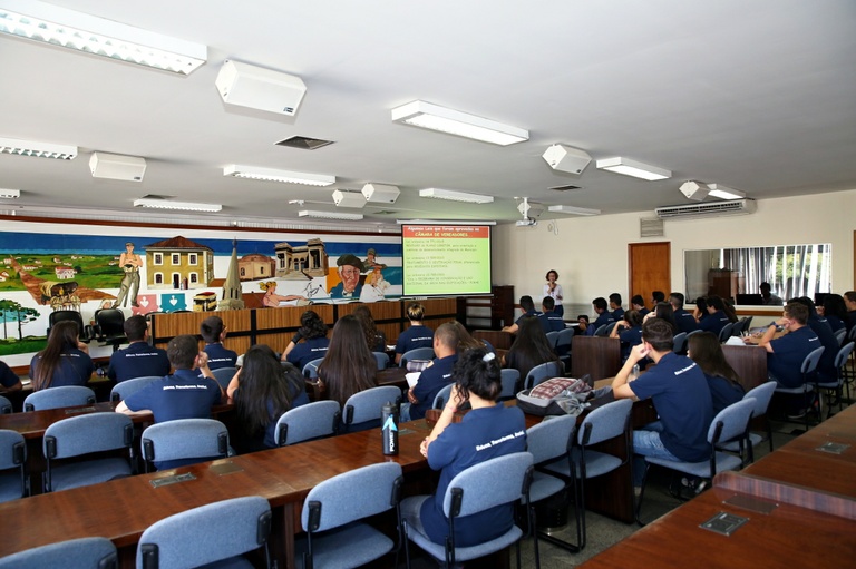 Estudantes do colégio Espro visitam a Câmara Municipal