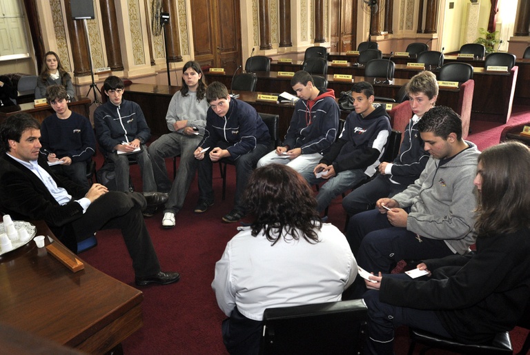 Estudantes do Colégio Medianeira visitam a Câmara 